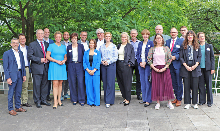 verweist auf: Das geht auch schneller: Wege aus dem Sanierungsstau an deutschen Hochschulen Gruppenfoto von Teilnehmenden der Tagung „Hochschulbau zukunftsfähig gestalten“, aufgenommen am 8. Juli auf der Terasse der Fritz Thyssen Stiftung in Köln (verweist auf: Das geht auch schneller: Wege aus dem Sanierungsstau an deutschen Hochschulen)