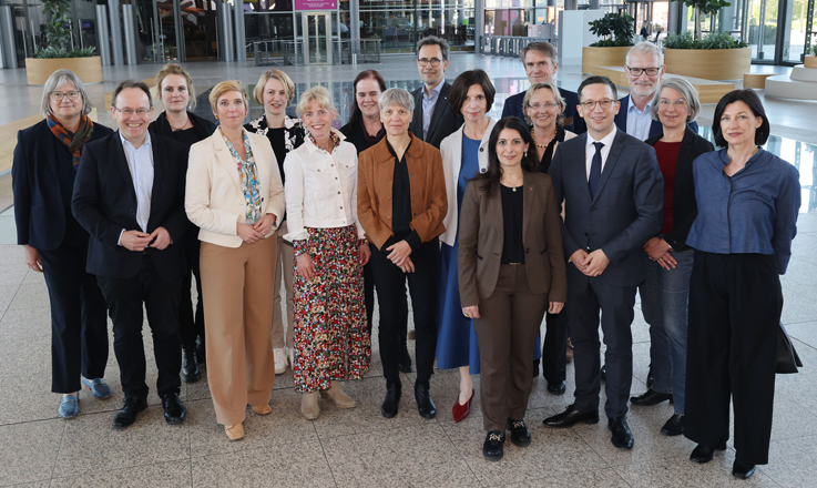 verweist auf: „Wissenschaft, Politik, Gewerkschaften und Industrie müssen an einem Strang ziehen, damit Veränderungen in Deutschland gelingen.“ Mitglieder des Wissenschaftsrats diskutieren mit Minister Falko Mohrs und der VW-Betriebsratsvorsitzenden Daniela Cavallo in Wolfsburg (verweist auf: „Wissenschaft, Politik, Gewerkschaften und Industrie müssen an einem Strang ziehen, damit Veränderungen in Deutschland gelingen.“)