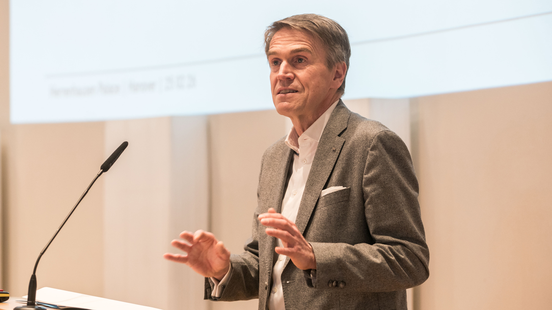 The chair of the WR, Wolfgang Wick, presents the WR position paper "Translating Prevention and Health Promotion into Action in Research, Health Care and Society", which provides impetus for health-oriented change in Germany. The chair of the WR, Wolfgang Wick, presents the WR position paper "Translating Prevention and Health Promotion into Action in Research, Health Care and Society", which provides impetus for health-oriented change in Germany.